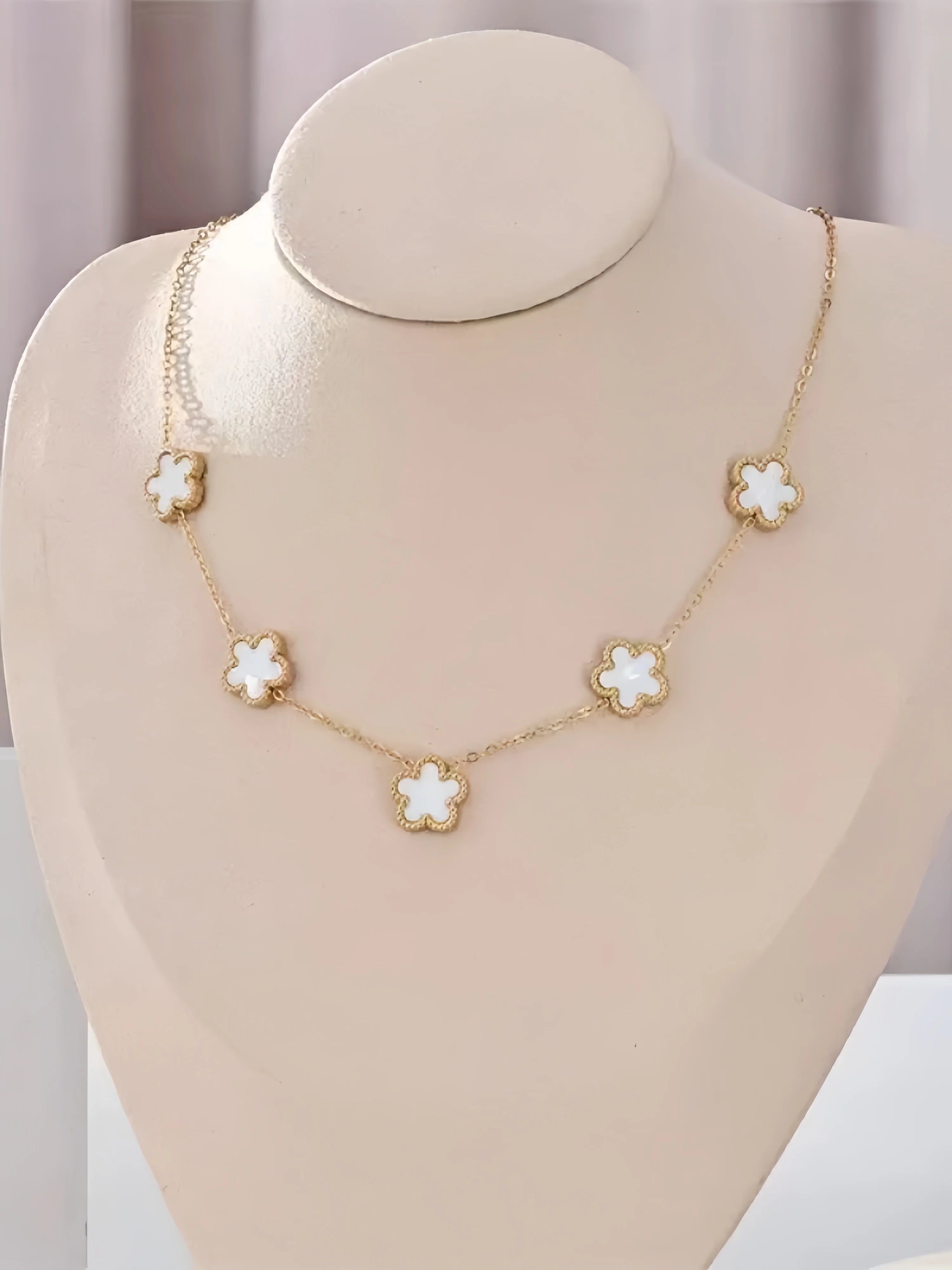 Elegant  5-leaf Flower Necklace