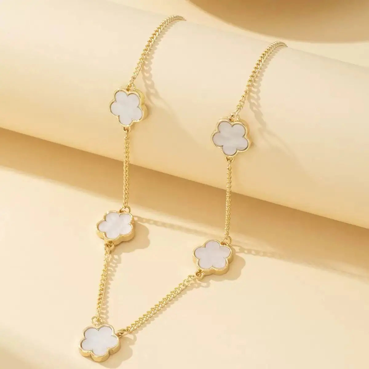 Elegant  5-leaf Flower Necklace