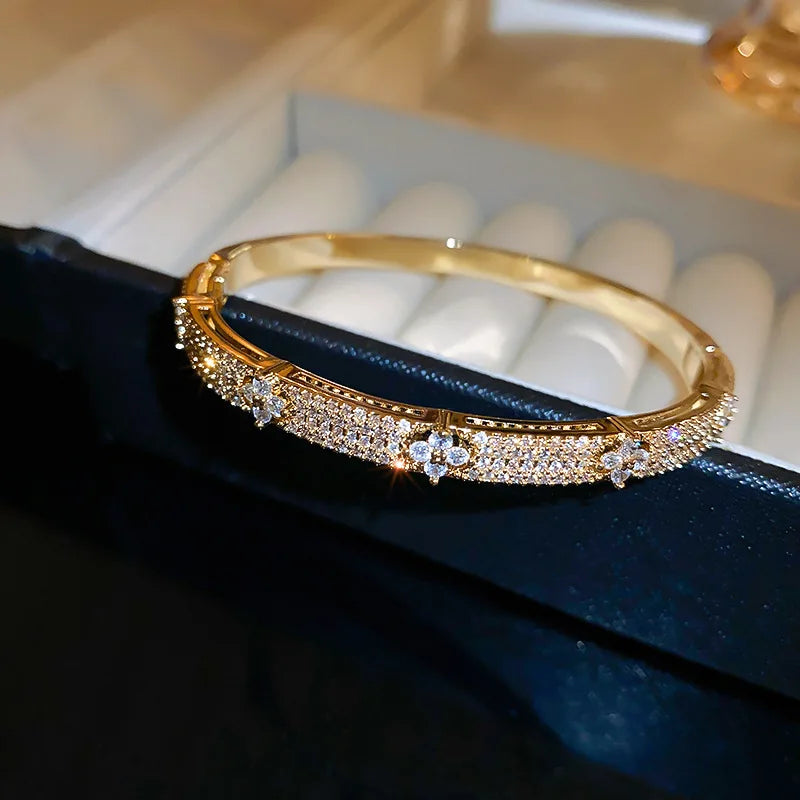 Four Leaf Flower Inlaid Shiny Zircon Bracelet