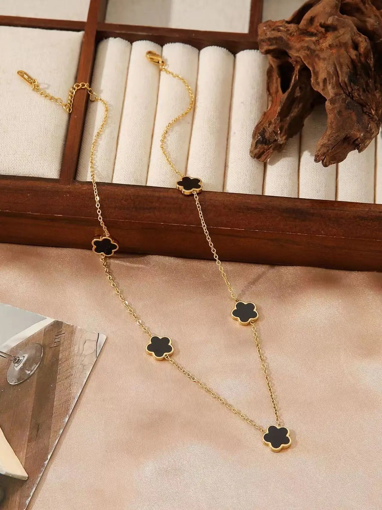 Elegant  5-leaf Flower Necklace