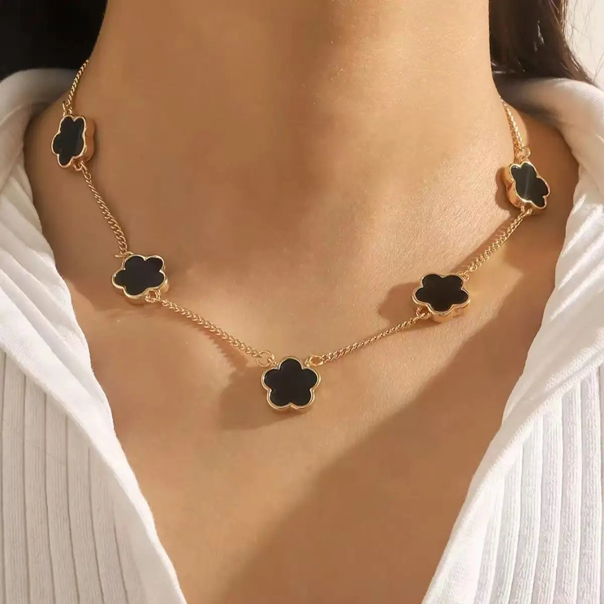 Elegant  5-leaf Flower Necklace