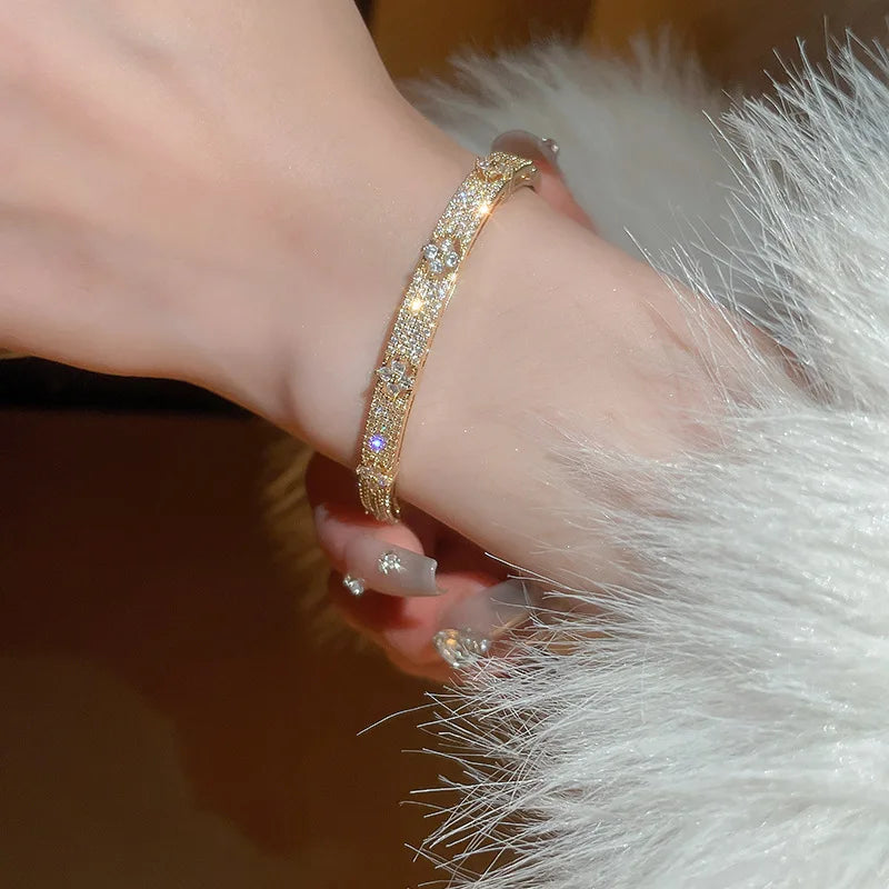 Four Leaf Flower Inlaid Shiny Zircon Bracelet