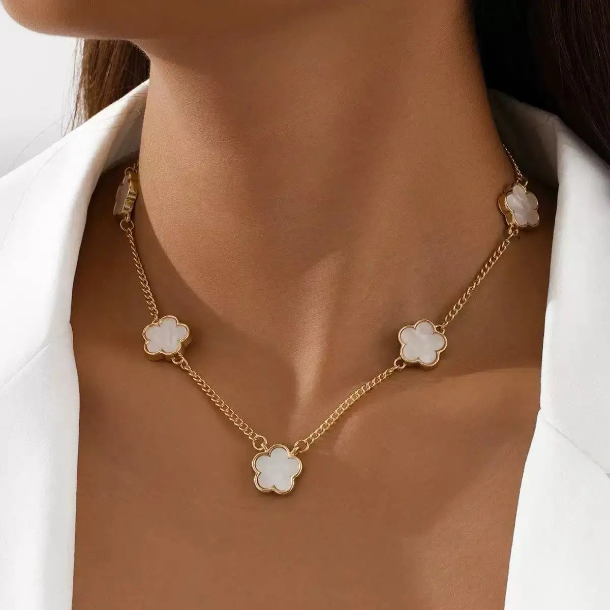 Elegant  5-leaf Flower Necklace